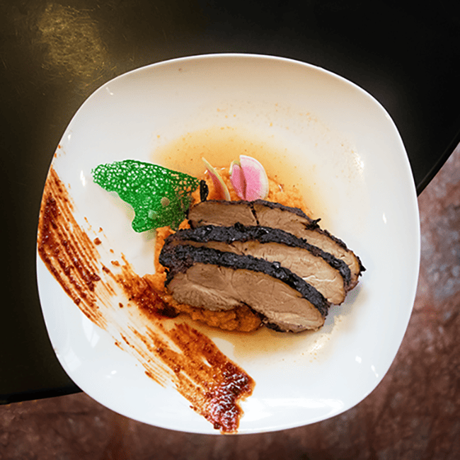 platillo cerdo en costra de cocoa